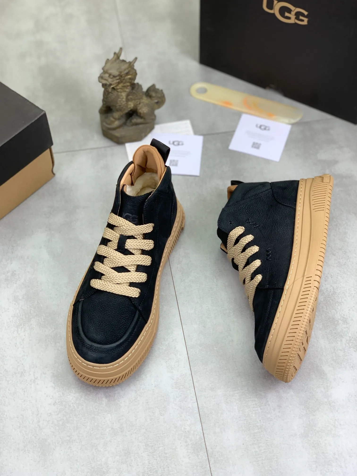 Men's Men's Shoes P620 [New Style] 💰 🆘 "Real Wool" [UGG] 👉 Popular men's shoes official website synchronization 🔰 Genuine quality [proud] is not comparable to the imitations in the general market 🌀 The upper is imported Italian frosted cowhide, and the lining: foot pad 🅰️ grade 🐑 real wool 👻 Only Grade A can show the effect The hand feels smooth and delicate 🔱The shoe shape is grand, only genuine factories can achieve it 🎄The perfect toughness of the original outsole 👻⬛️ allows customers to bid farewell to one-time consumption. Real wool lining, super warm. 4⃣️Color options available Size: 38-44